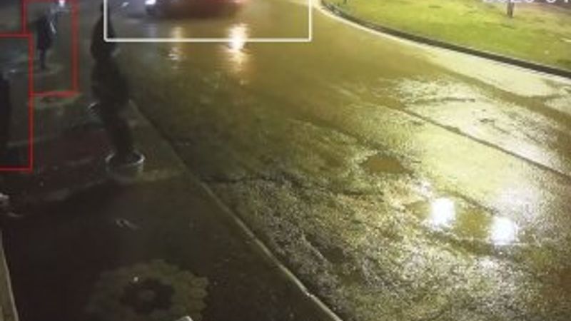 Kaldırımda servis bekleyen kadınlar ölümden döndü