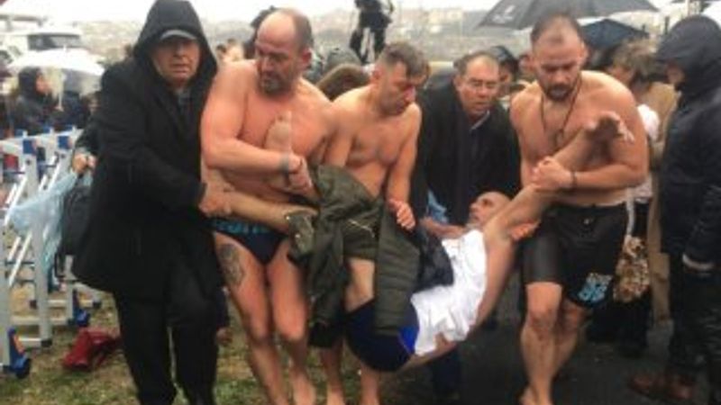 Haç çıkarma sırasında fenalaşan kişiyi polis kurtardı