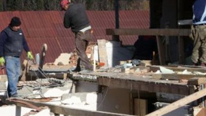 Uzungöl’de kaçak yapı sahipleri bina yıkıyor