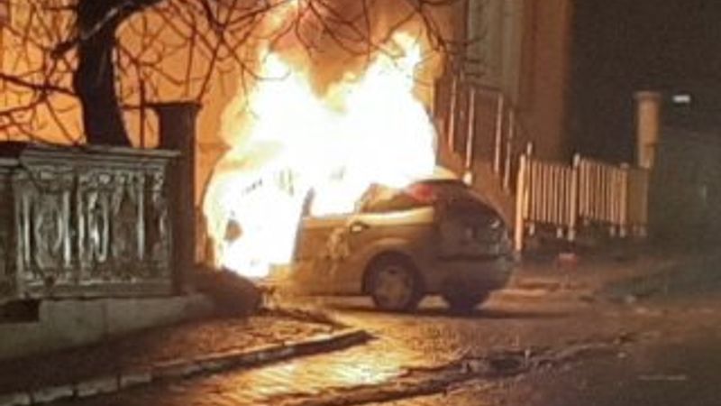 Sakarya'da park halindeki araç yandı