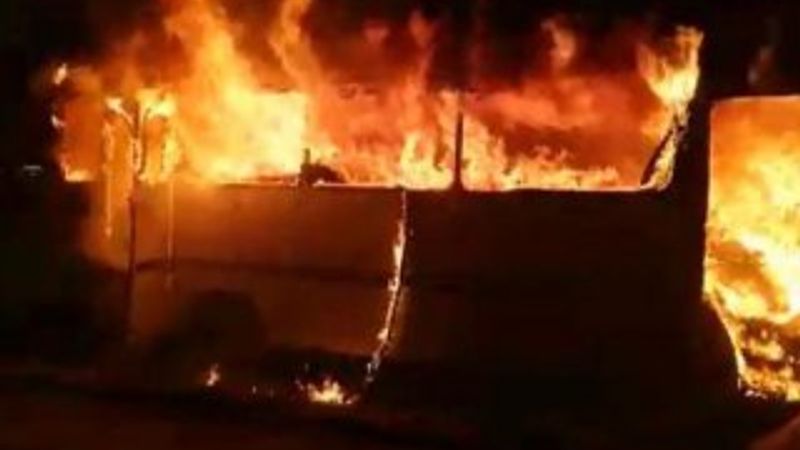 Denizli'de bir midibüs kundaklandı