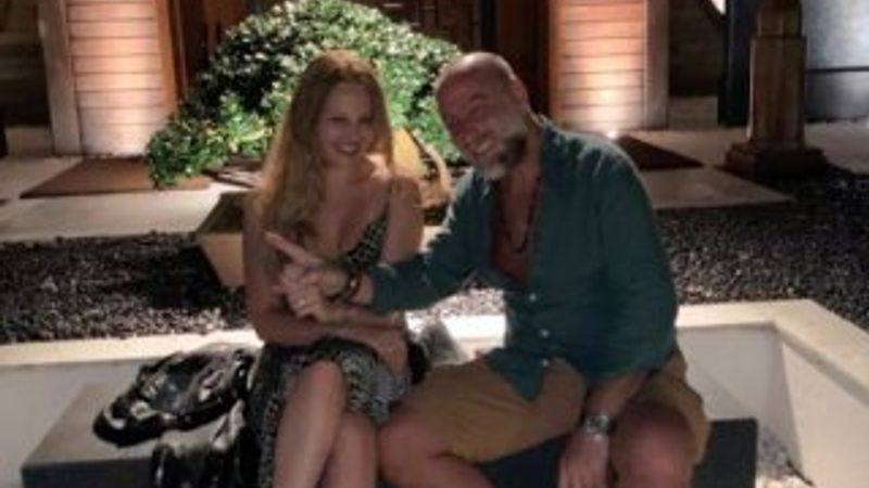 Naz Elmas balayında