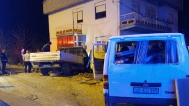 Minibüsle çarpıştı, savrularak evin balkonuna girdi