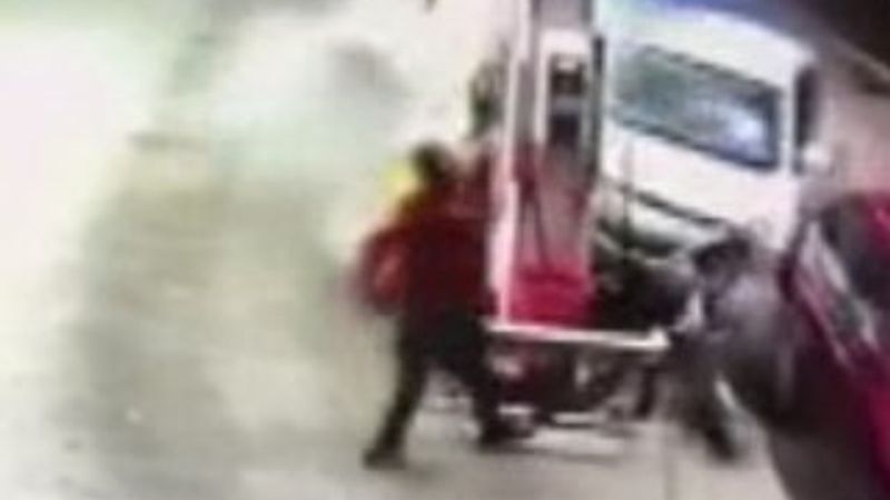 Kontrolü kaybeden sürücü benzin istasyonuna girdi