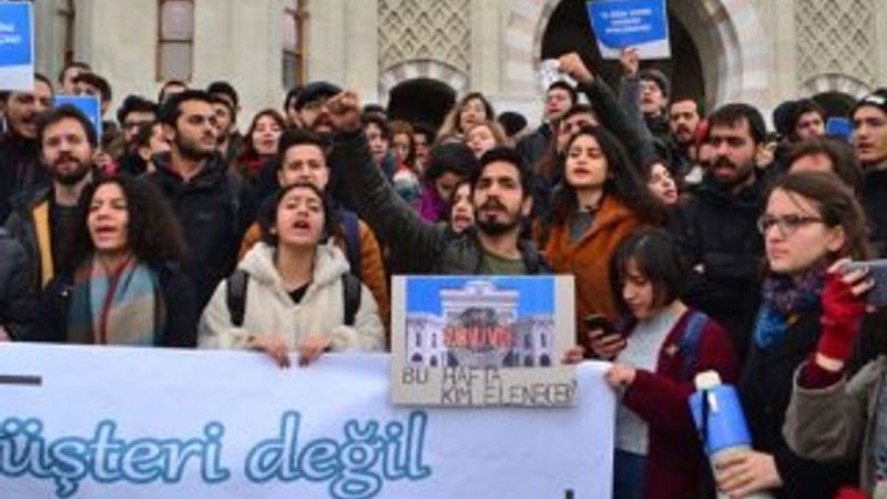İstanbul Üniversitesi öğrencilerini darbeden polis uzaklaştırıldı