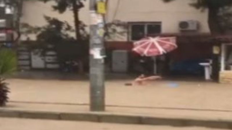 Mersin'de sel sularında eğlenen de var