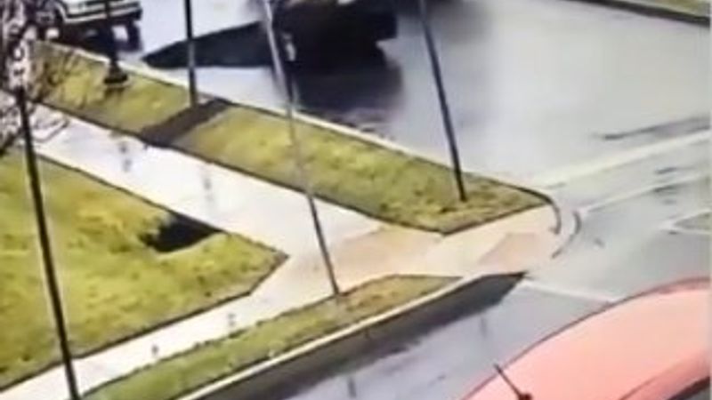 Çöken yola düşen aracın camından atladı