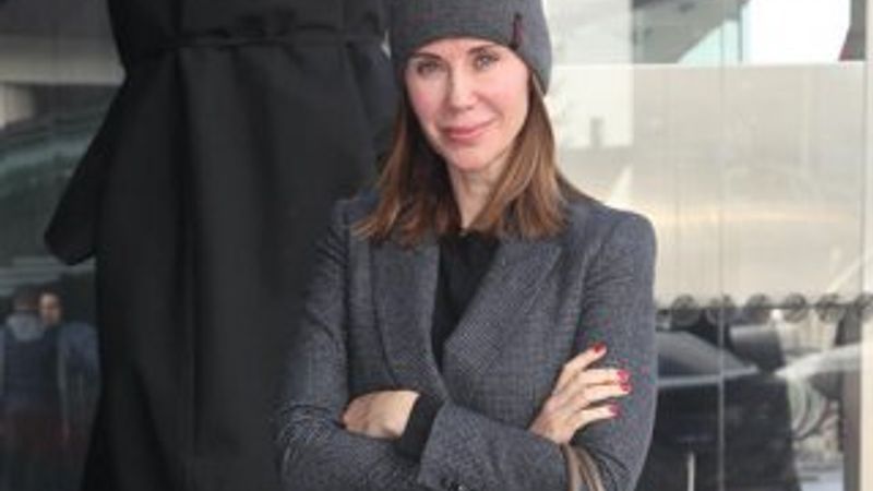 Demet Şener ceketsiz çıkmıyor