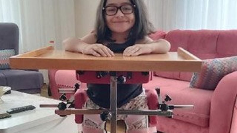 Cam kemik hastası Nisa, ayağa kalkmanın sevincini yaşıyor