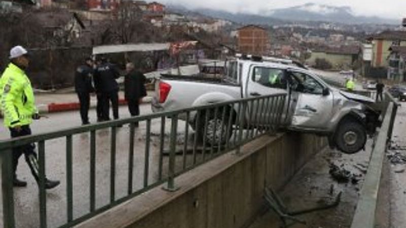 Karabük'te kamyonet su kanalında asılı kaldı