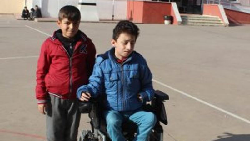 Bedensel engelli sıra arkadaşının eli, ayağı oldu