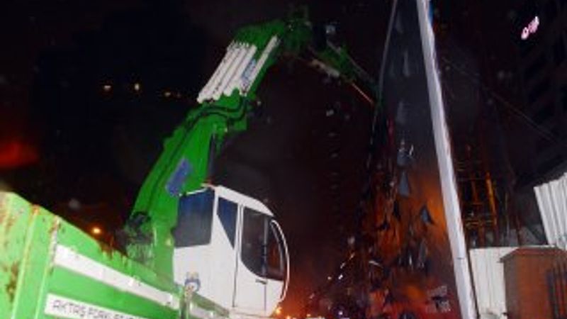 Şişli'de başına reklam panosu düşen bir kişi öldü