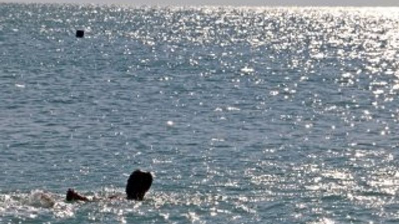 Antalyalıların deniz keyfi devam ediyor