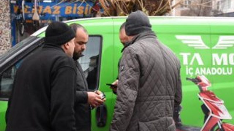 Yoldan geçerken kazada ölen kişinin eşi olduğunu öğrendi