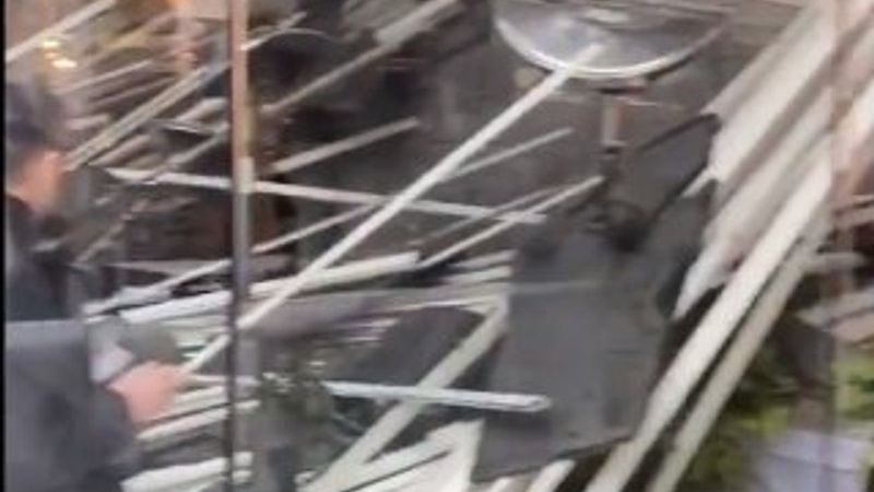 Zorlu Center AVM'de kafenin çatısı çöktü