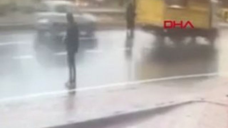 Karşıya geçmeye çalışan kadına otomobil çarptı