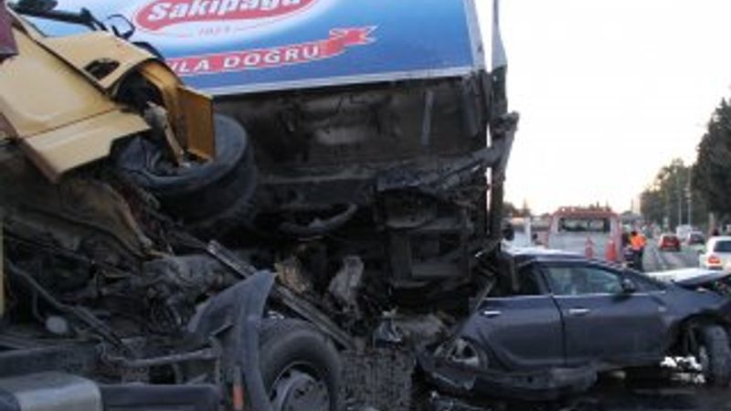 İzmir'de zincirleme trafik kazası: 6 yaralı