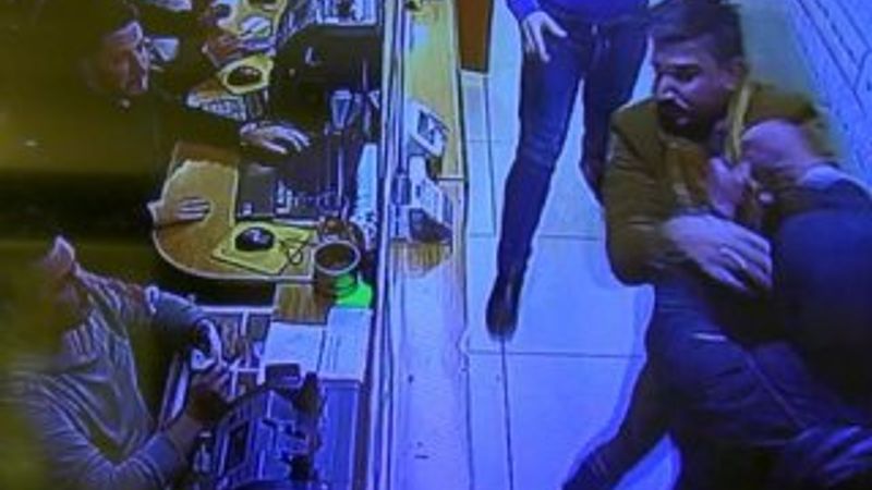 İki göçmen döviz bürosunda kavga etti