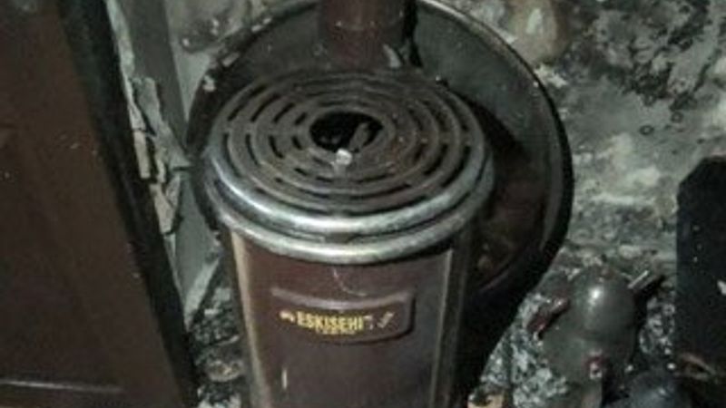 Anne ve 3 çocuğunu yangından komşuları kurtardı