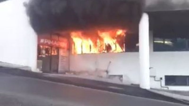 Okulun alt katındaki iş yeri yandı, öğrenciler çıkarıldı