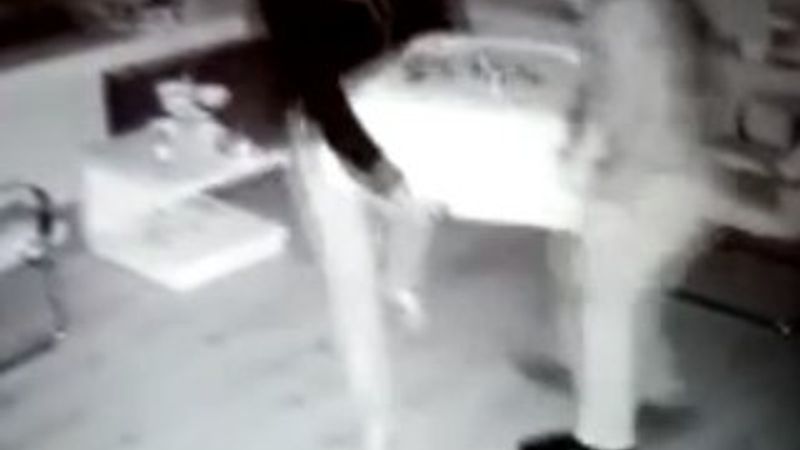 İstanbul'da 3 hırsız bir dükkandaki çelik kasayı çaldı