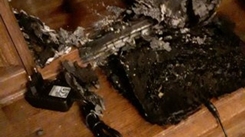 Bilgisayar üzerinde bırakılan kitap alev aldı