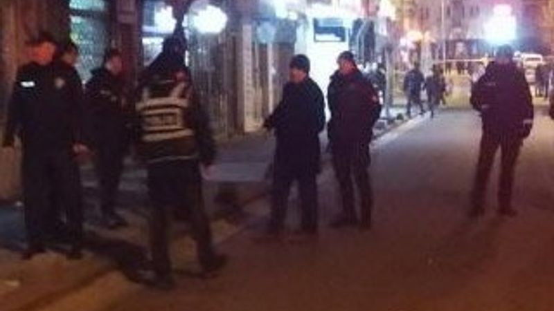 Silahlı kavgaya müdahale eden polis yaralandı