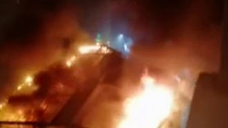 Esenyurt’ta bir nargile kafenin çatısı alev alev yandı