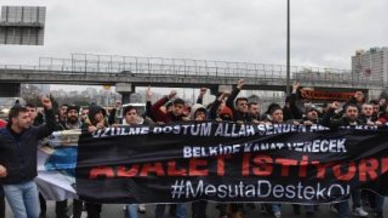 TEM Otoyolu'nda 100 kişilik grup trafiği kapattı