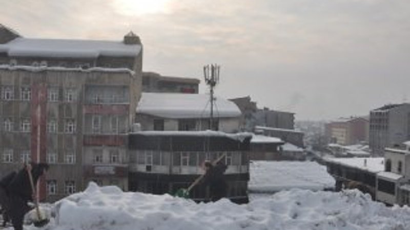 Hakkari'de çatı temizlemek ekmek kapısı oldu