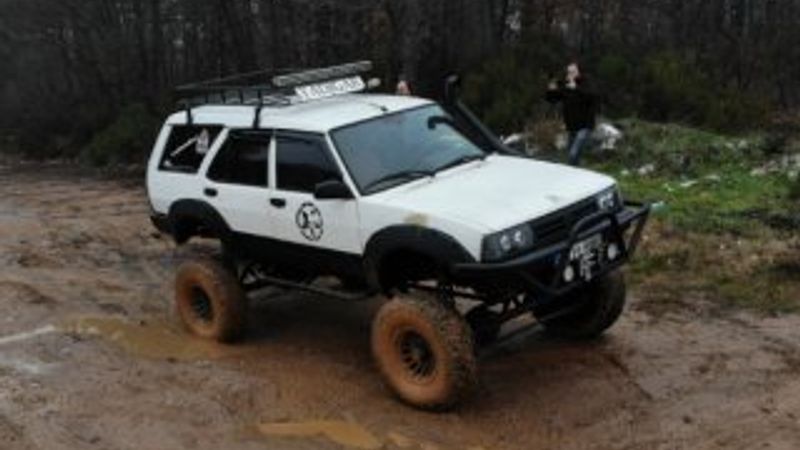 Kartal marka otomobili off-road aracına dönüştürdü