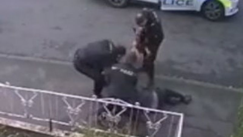 İngiliz polisi, teslim olan şüpheliyi darbetti