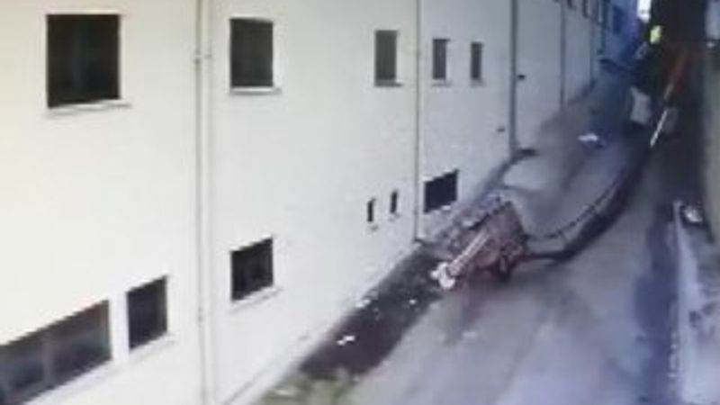 Çatı kenarında asılı kalan işçi düşerek öldü