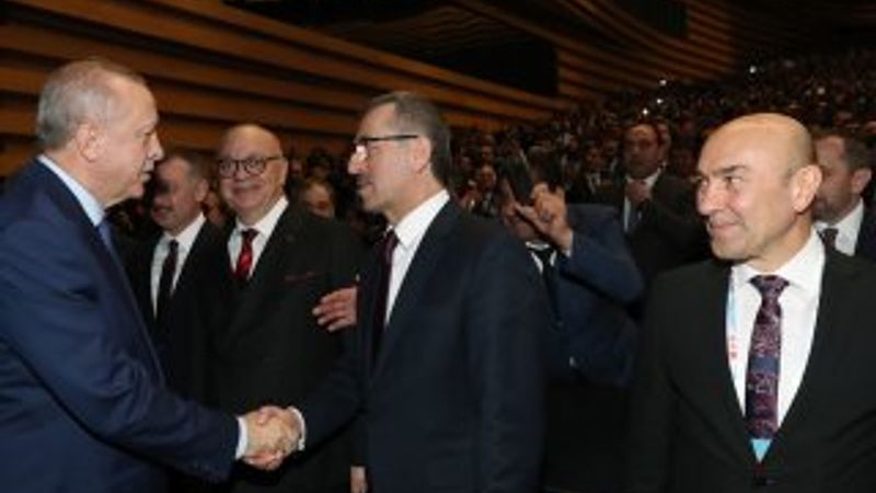 Tunç Soyer'in Cumhurbaşkanı Erdoğan'a bakışları