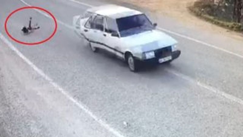 Kız çocuğu seyir halindeki otomobilden düştü