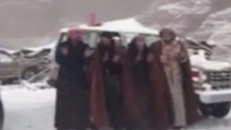 Suudi Arabistan’a kar yağdı, Araplar coştu
