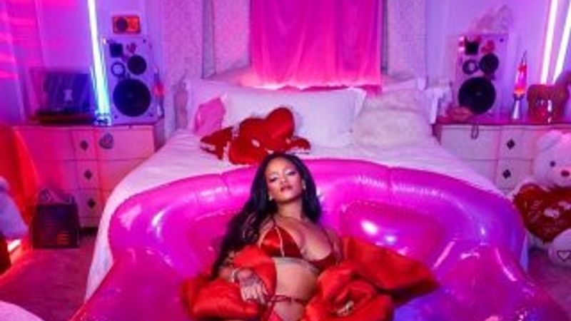 Rihanna'dan 14 Şubat pozları