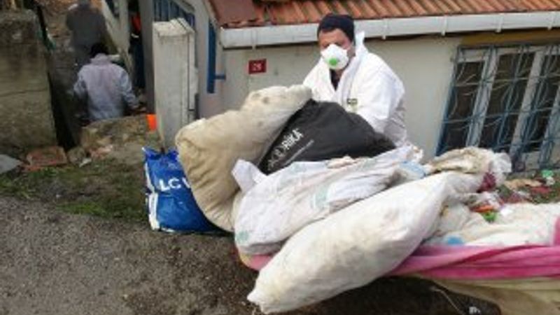 İstanbul'da bir gecekondudan 20 ton çöp çıkarıldı