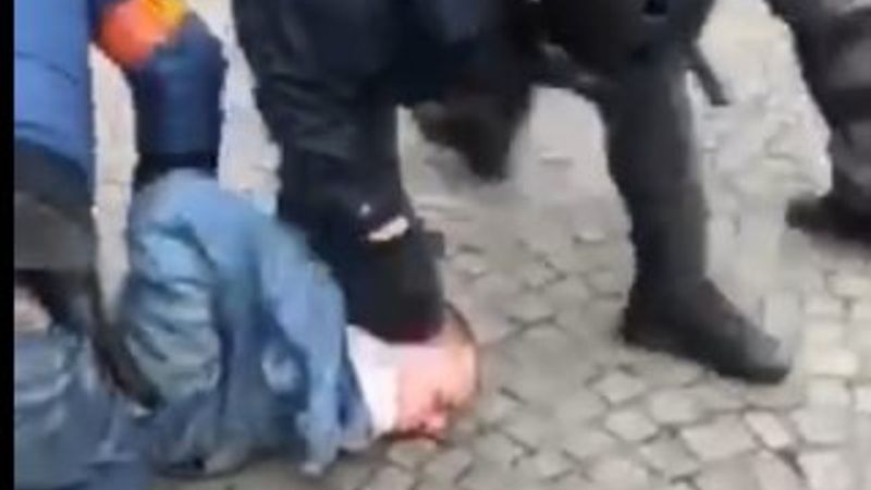 Fransız polisinden göstericiye orantısız güç ile müdahale