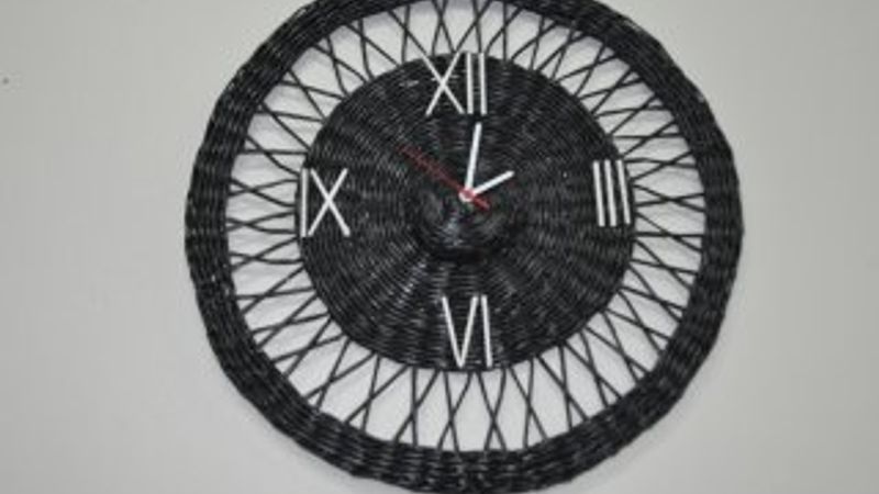 Atık gazeteler, kapı süsü oldu