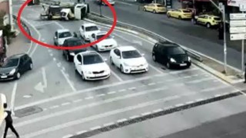 Freni patlayan vinç, araçların arasına daldı