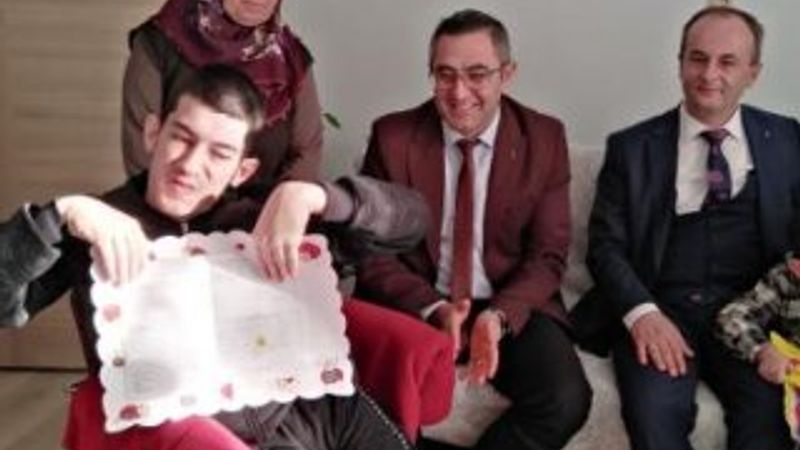 Evde eğitim gören engelli kardeşler karne aldı