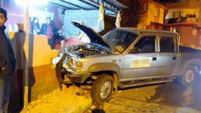 Manisa'da ehliyetsiz sürücü evin duvarına çarptı