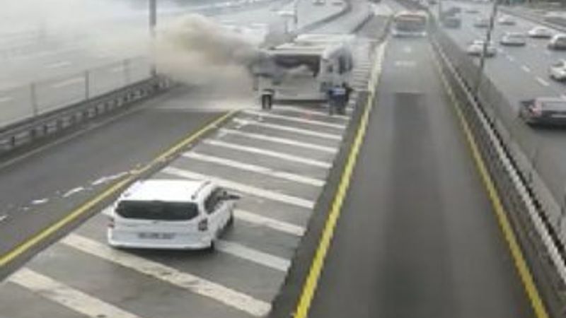 Metrobüste çıkan yangın söndürüldü, seferler düzeldi