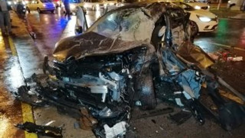 İstanbul'da kırmızı ışıkta geçen araç kamyonete çarptı