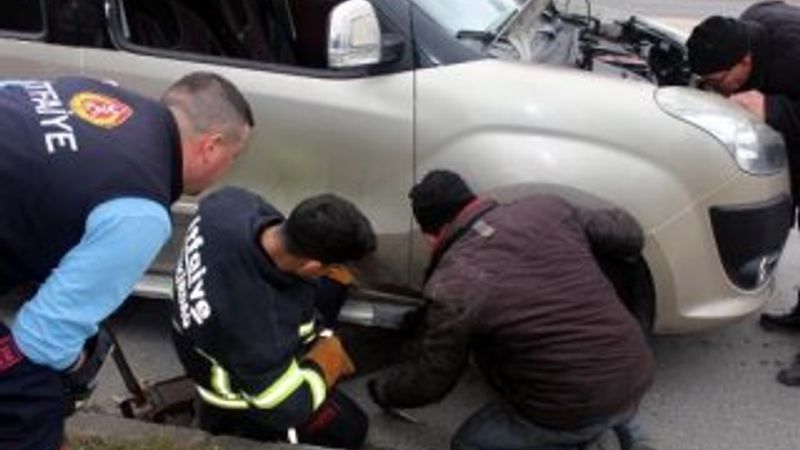 Otomobilin motorunda sıkışan kediyi itfaiye kurtardı