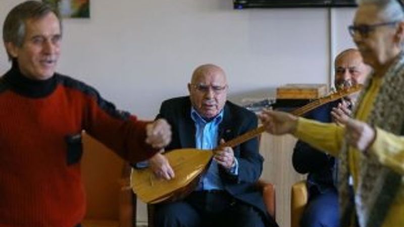 Sanatçı Rıza Konyalı, huzurevi arkadaşlarını mest ediyor