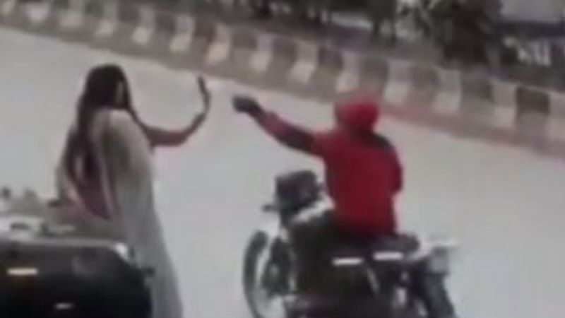 Selfie çekilen kızların telefonunu çaldı