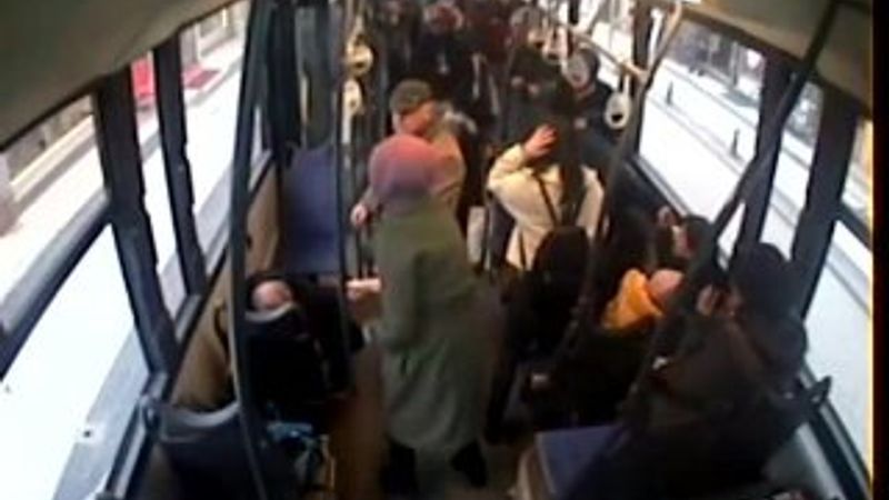 Kontrolsüz dönen otomobile, halk otobüsü çarptı