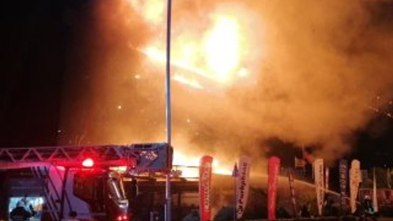 Kocaeli'de bir AVM'nin çatısı alev aldı